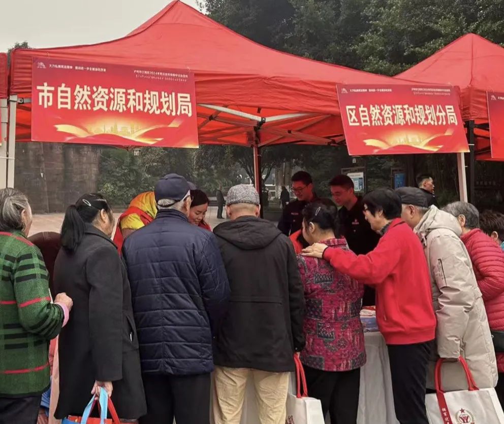 普法就趁“憲”在┃瀘州市自然資源和規(guī)劃局開展憲法宣傳活動(dòng)
