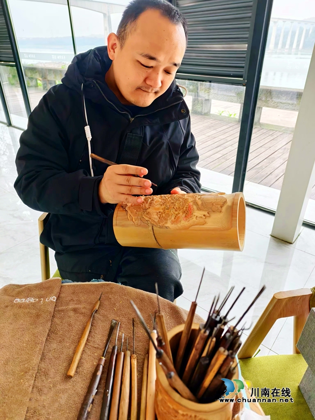 納溪青年黃建：樂做“竹蟲”傳承竹雕非遺文化