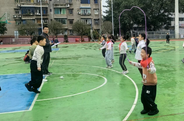 納溪區(qū)：盤(pán)活社會(huì)資源，拓寬學(xué)生運(yùn)動(dòng)場(chǎng)地|省市媒體看瀘州教育體育縣區(qū)行