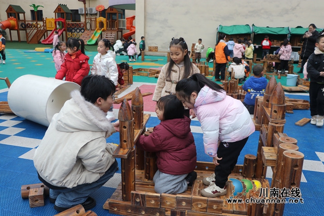敘永縣永寧幼兒園開展“別讓壞狐貍騙走小寶貝”主題活動