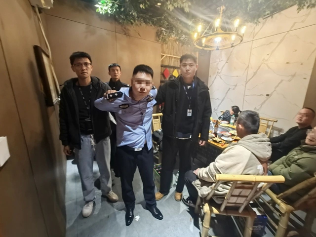某警察同時(shí)和3女耍朋友，還能紋身？……