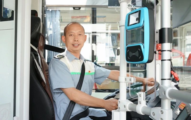 瀘州最美公交司機許開均：十米車廂里的鄉(xiāng)村“擺渡人”