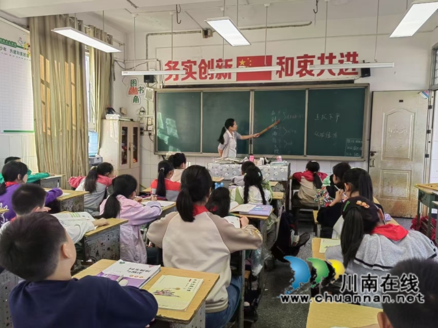 王禹佳老師上楹聯(lián)課.jpg