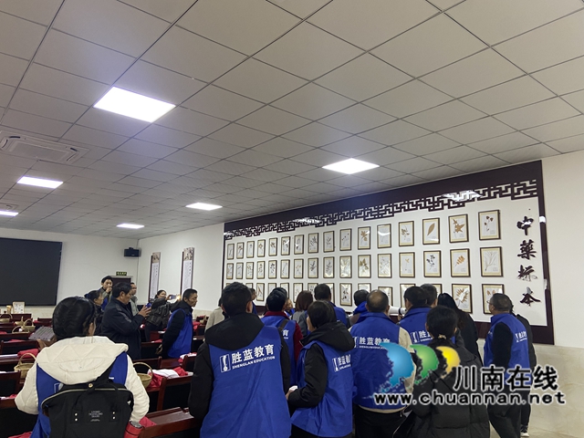 高素質(zhì)農(nóng)民培育經(jīng)營管理型（中藥材）培訓(xùn)班-四川忠孝農(nóng)業(yè)開發(fā)有限公司實(shí)地實(shí)訓(xùn).jpg