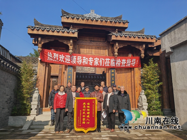 贈送錦旗后合影會（曾佐然攝）.jpg