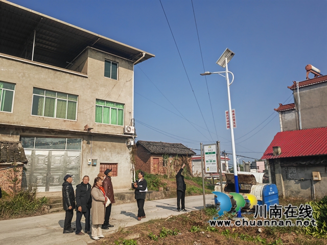 雷氏宗祠管委會成員察看安裝的路燈（曾佐然攝）.jpg