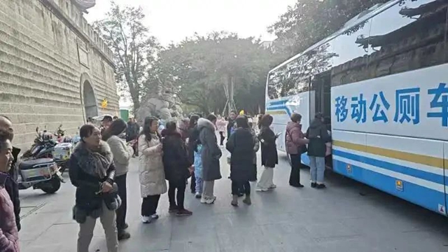 瀘州這輛移動公廁車“上崗” 了！