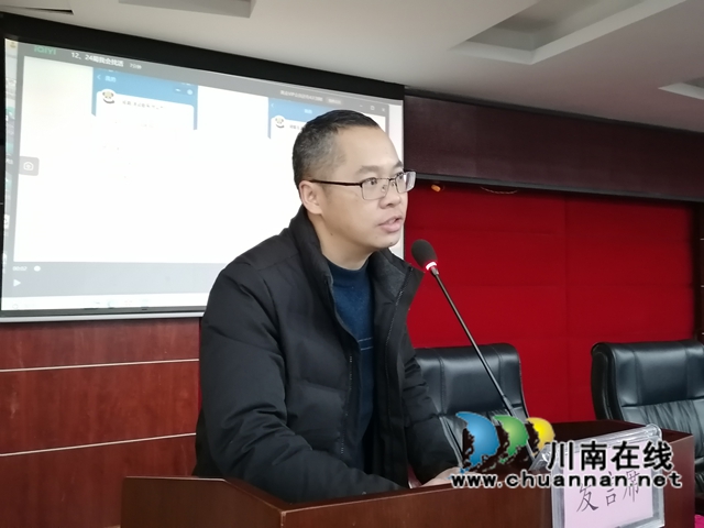 瀘縣農(nóng)民工服務(wù)中心回引創(chuàng)業(yè)股干部何勇推介“蜀我.會(huì)找活”數(shù)智平臺(tái).jpg