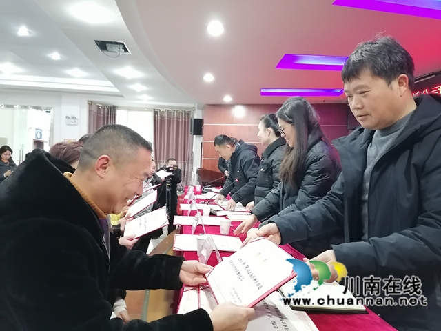瀘州豐睿達(dá)勞務(wù)專(zhuān)合社為勞務(wù)經(jīng)紀(jì)人頒發(fā)聘書(shū).jpg