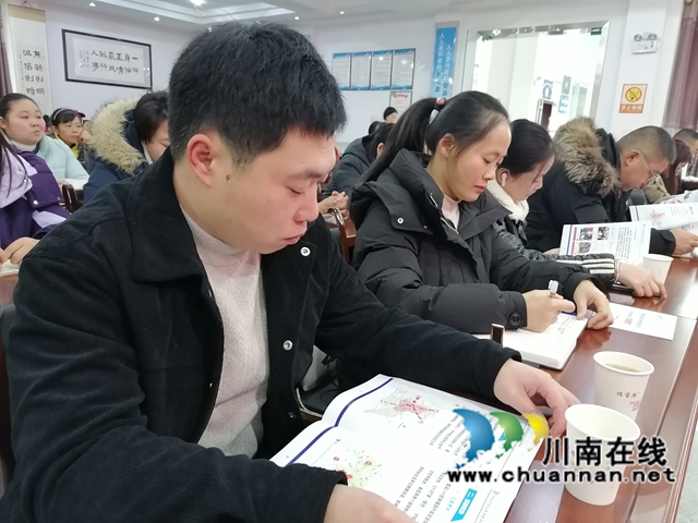 云錦鎮(zhèn)用工企業(yè)代表、勞務(wù)經(jīng)紀(jì)人代表翻閱瀘州豐睿達(dá)勞務(wù)專(zhuān)合社宣傳資料.jpg