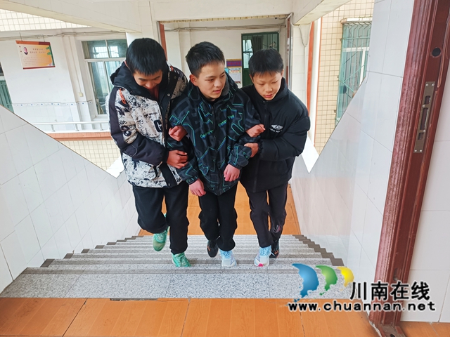 “食”刻警惕 應(yīng)急有備｜瀘縣云龍鎮(zhèn)上坪學(xué)校開展食品安全突發(fā)事件應(yīng)急演練
