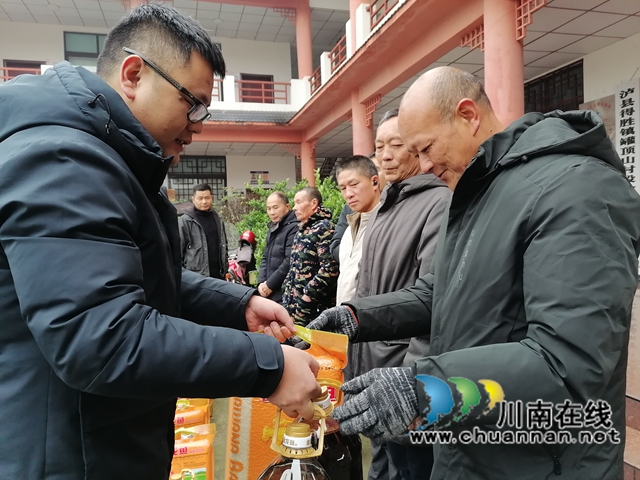 四川銀行瀘縣支行行長(zhǎng)舒南彬（左一）為返鄉(xiāng)農(nóng)民工代表送上暖心慰問(wèn)物品.jpg