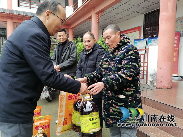 瀘縣得勝鎮(zhèn)便民服務(wù)中心主任劉云貴（左一）為農(nóng)民工留守家人代表送上暖心慰問(wèn)物品.jpg