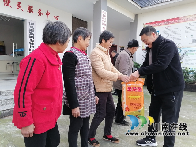 瀘縣福集鎮(zhèn)便民服務(wù)中心主任董先奎（右一）為農(nóng)民工留守家人代表送上暖心慰問(wèn)物品.jpg