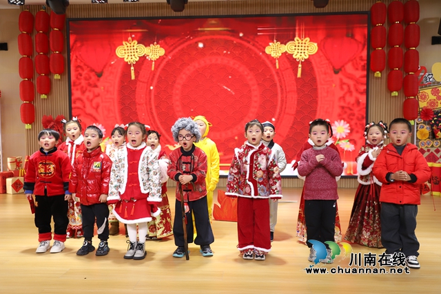 敘永縣魚鳧公園幼兒園開展“蛇舞新春，萌娃歡慶”元旦節(jié)文藝匯演