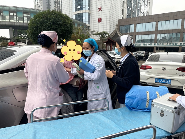 【危急】孕婦羊水破裂，路上臨產(chǎn)！84公里狂飆，9分鐘緊急接生
