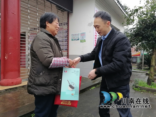 郵儲銀行瀘縣支行行長陳強在瀘縣玉蟾街道小馬灘村為農(nóng)民工留守家人代表送上暖心慰問物品.jpg