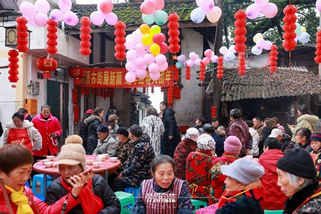 為了家鄉(xiāng)的一頓團圓飯，74歲的他輾轉(zhuǎn)了700公里回瀘州