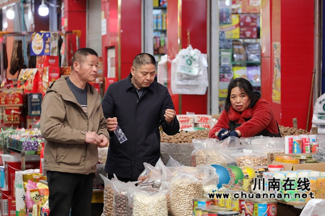 市民購買各類堅(jiān)果、甜品等年貨。.JPG (2).JPG