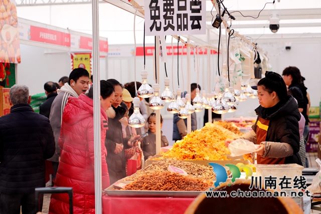市民購買各類堅(jiān)果、甜品等年貨。.JPG