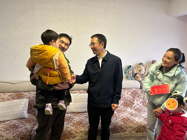 李堂兵看望慰問(wèn)瀘州“三新”領(lǐng)域婦女代表、困難婦女