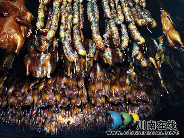 回鄉(xiāng)創(chuàng)業(yè)熏臘肉 要帶領(lǐng)鄉(xiāng)親一起富