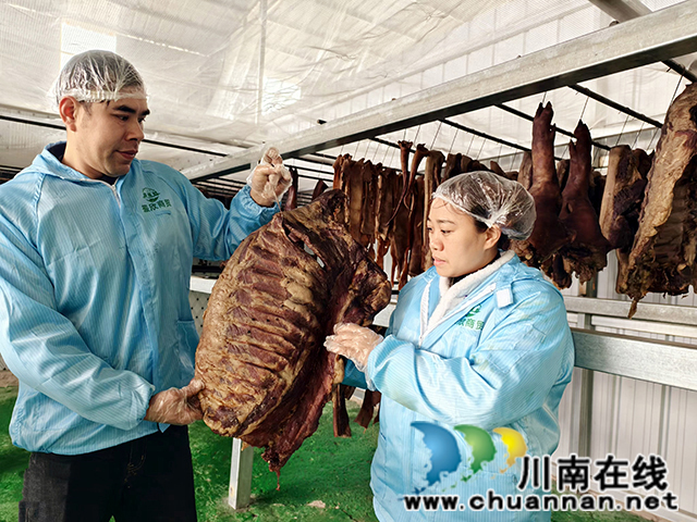 圖2：余國彬夫婦查看熏制的臘豬排骨.jpg
