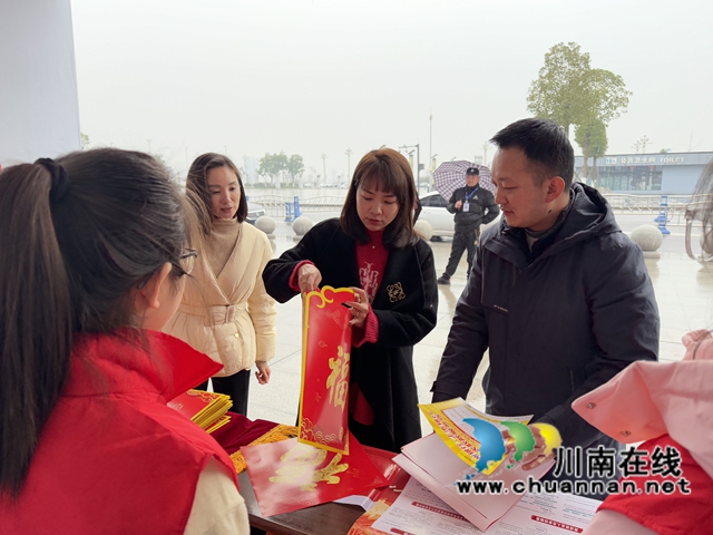 瀘州銀行瀘縣支行在瀘縣站為返鄉(xiāng)人員提供“情暖寒冬?愛(ài)在旅途”便民服務(wù).jpg