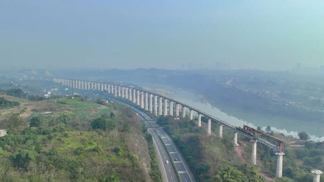 沱江鐵路特大橋鋪架完成，西部陸海新通道西線建設提速