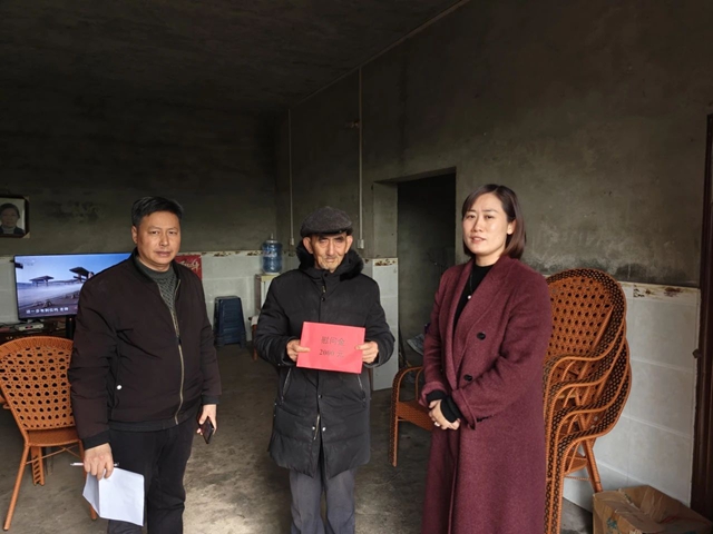 新春送暖 慰問(wèn)情濃｜瀘縣天興鎮(zhèn)開(kāi)展春節(jié)走訪(fǎng)慰問(wèn)活動(dòng)