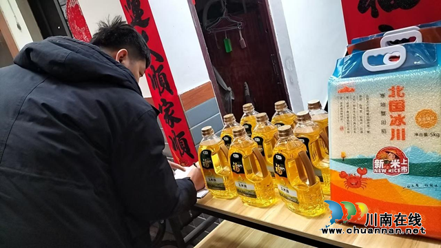 江陽區(qū)北城街道東門口社區(qū)江灝小區(qū)為居民發(fā)“福利”