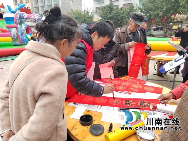 瀘縣方洞鎮(zhèn)組織“妙筆書春聯(lián)，祝福送萬(wàn)家”活動(dòng).jpg