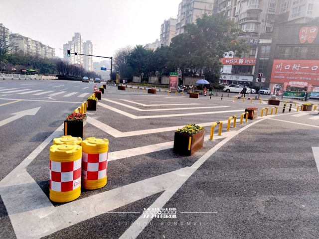規(guī)范行車路線，瀘州酒城大道一段與丹桂路路口安上了U型樁