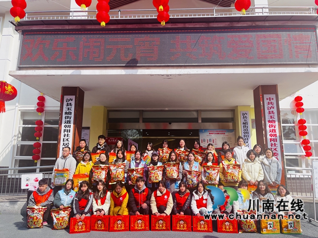 贈送元宵禮物（龍洪艷攝）.jpg