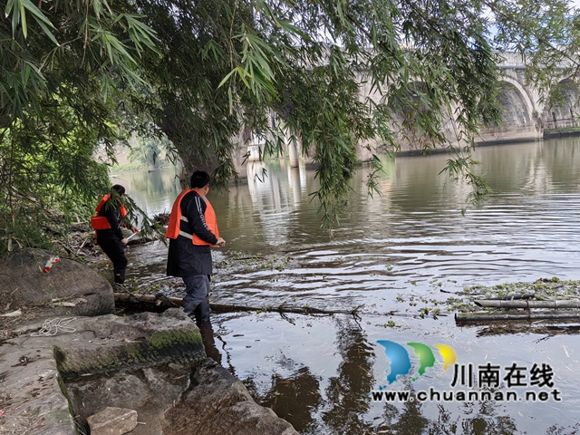 龍馬潭區(qū)魚塘街道王莊村：清理河面垃圾 維護(hù)生態(tài)環(huán)境