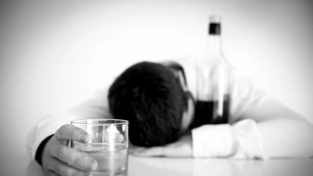 【生死局】感情深，一口悶！30歲男子喝進ICU，器官衰竭