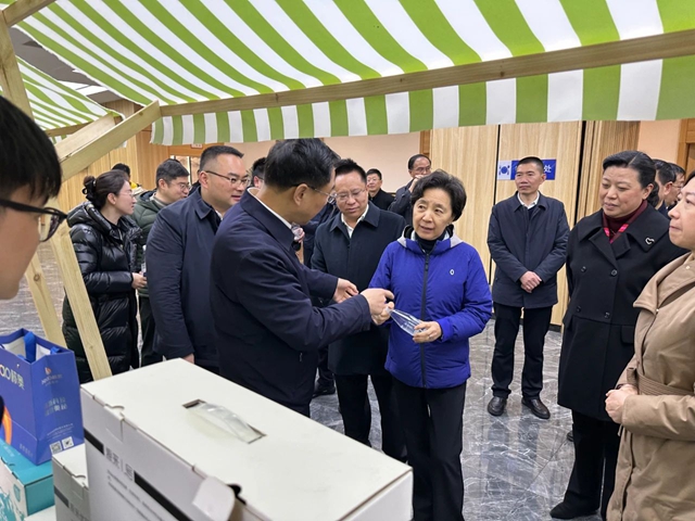 瀘州：低氘水純CP特早茶香，市長現(xiàn)場點(diǎn)贊推介！