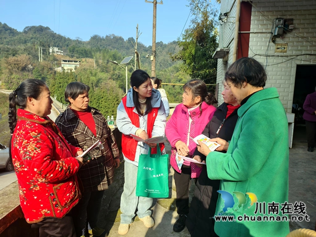 圖3：孫小燕（左三）給宣傳婦女兒童保護(hù)政策.jpg