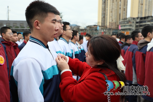 家長(zhǎng)給學(xué)生佩戴成人紀(jì)念章.JPG