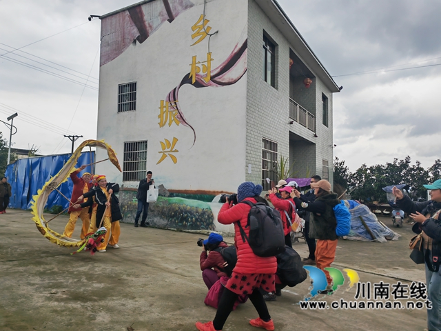 錦江區(qū)攝協(xié)會員在方洞鎮(zhèn)陳田村拍攝（曾佐然攝）.jpg