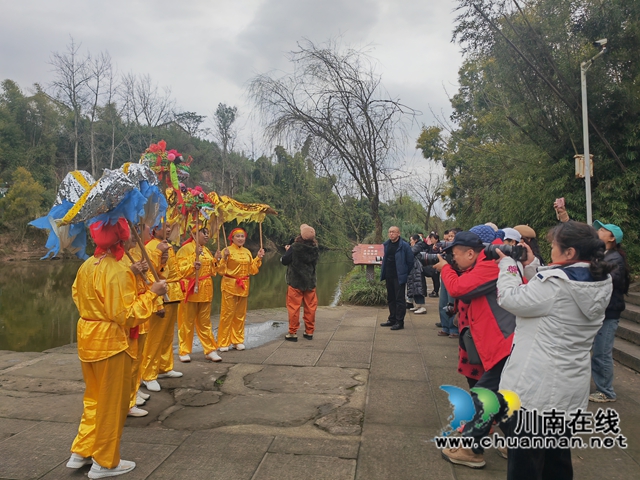 錦江區(qū)攝協(xié)會員在龍腦橋攝影（曾佐然攝）.jpg
