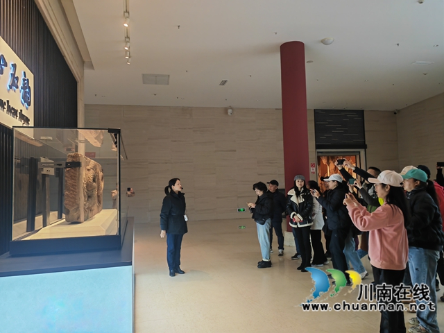 錦江區(qū)攝影會員在宋代石刻博物館參觀（曾佐然攝）.jpg