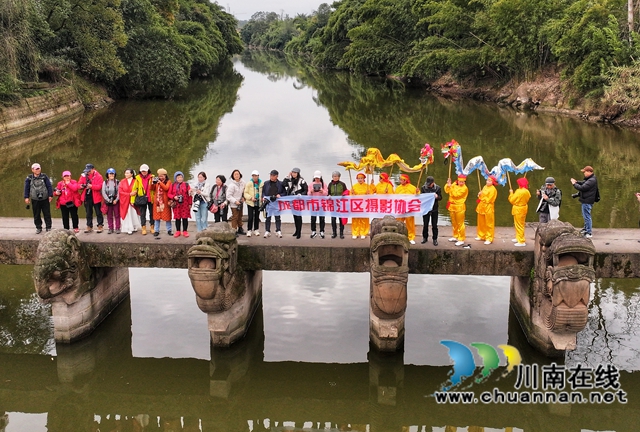 錦江攝影家協(xié)會會員在龍腦橋上合影.jpg