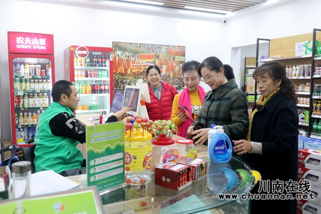 鄧世斌正在收銀.jpg