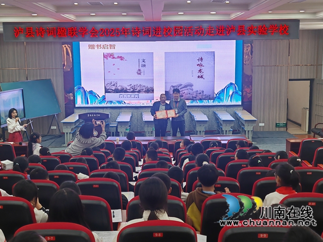 學校黨總支書記陳勇為曾佐然頒發(fā)捐贈證書（余敏攝）.jpg