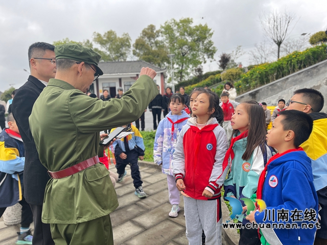 聽退役軍人講故事（龍洪艷攝）.jpg