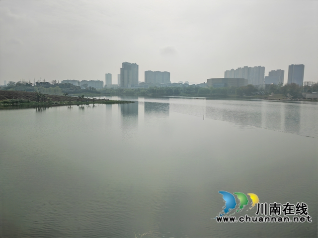 煙波緲緲的龍湖（曾佐然攝）.jpg