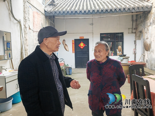 兩個老人回憶王氏莊園的變遷（曾佐然攝）.jpg
