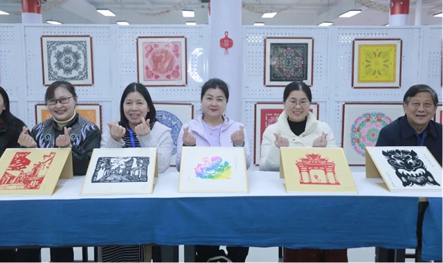 瀘州剪紙傳承人陳霞作為四川唯一代表受邀參加全國首屆剪紙文創(chuàng)研修班