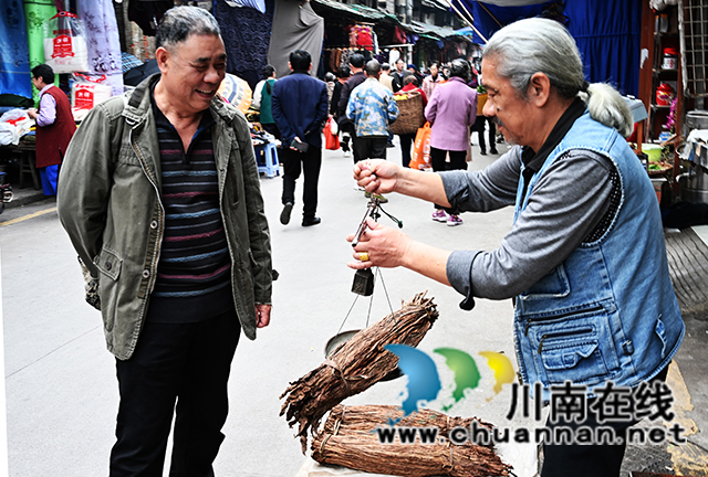 瀘州市老年大學(xué)相機(jī)攝影班學(xué)員走進(jìn)藍(lán)田老街感受濃郁“煙火味”